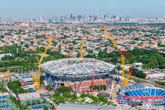 利勃海尔履带式起重机助力世界上最大网球场的巨型屋顶结构建造
