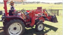 雷沃拖拉机畅销澳大利亚休闲农场