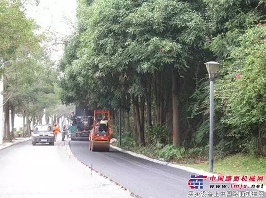 南宁道路“海绵化”改造：福格勒悍马铺筑透水彩色沥青