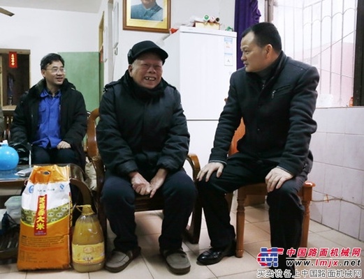 玉林市委常委、组织部部长覃天卫到玉柴慰问退休干部钟永芳