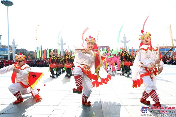 方圆集团：威风锣鼓闹新春 欢快秧歌催活力