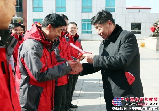 方圆集团董事局主席高秀为全体员工分发红包