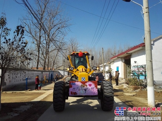 【猴赛雷！新婚“拍案惊奇”！】徐州农村小伙驾6台徐工牌平地机组“豪华婚车”迎新娘！