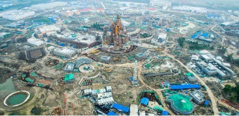 上海迪士尼乐园：徐工起重机构筑童话世界