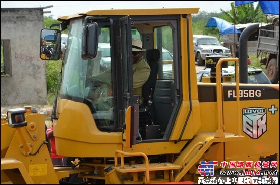 雷沃装载机助力加蓬公路建设