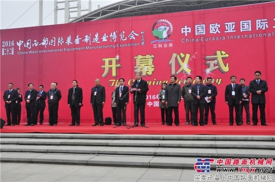 陕汽德龙X3000黄金版重卡闪耀第二十二届西部制博会暨欧亚工博会
