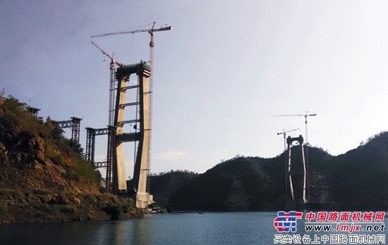 贵州红水河大桥建设中的川建塔机雄姿