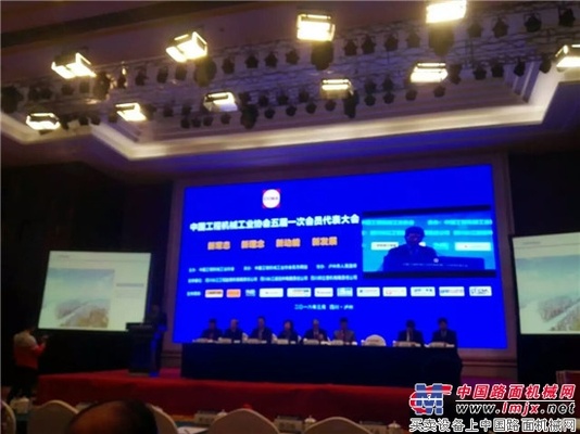 方圆集团董事局主席高秀荣获“中国工程机械 行业终身成就奖”