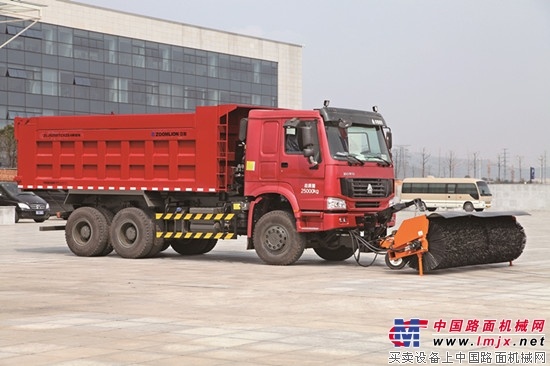 中联重科除雪车助力新疆除雪清障