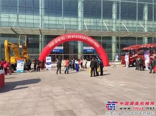 雷沃工程机械驶入青岛国际会展中心