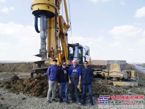 徐工售后人员回访XR220DII旋挖钻机在哈萨克斯坦桥梁工程时获得客户认可