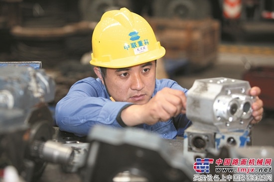 平凡岗位展风采——记“湖南省劳动模范”中联重科龙卫国