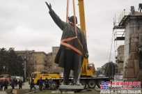 徐工助力烏克蘭最大列寧雕像吊裝