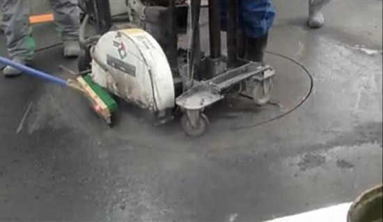 中盛百利窨井盖抛物面切割工法过程演示