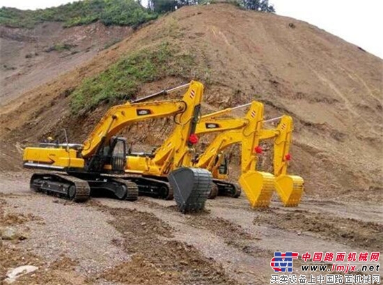 雷沃挖掘机FR370助力贵州高速施工建设