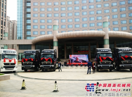 中国重汽T7H集装箱牵引车批量交付威海国际集装箱货运公司