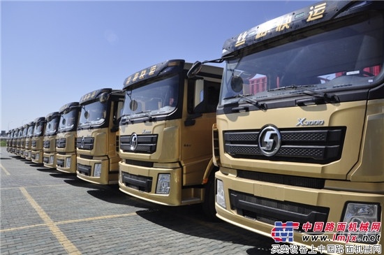 陕汽重卡德龙X3000交车仪式新疆举行