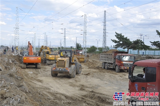 中铁十五局乌鲁木齐集装箱中心站项目过渡便线路基工程施工完成