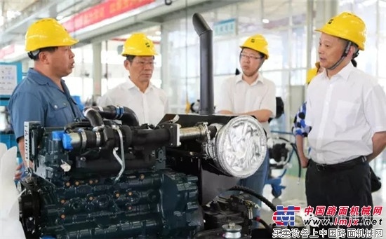 山东重工集团总经理江奎一行来山重建机调度企业运营情况并看望慰问基层员工