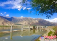 拉林铁路首座跨雅鲁藏布江大桥水中墩完工