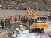 西藏然乌大桥冲断 柳工现场水中救援
