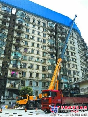 414块高空广告牌全部拆除 徐工XCT100擦亮武汉天际线