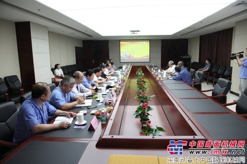 加纳道路承包商协会会长来陕建机械参观考察