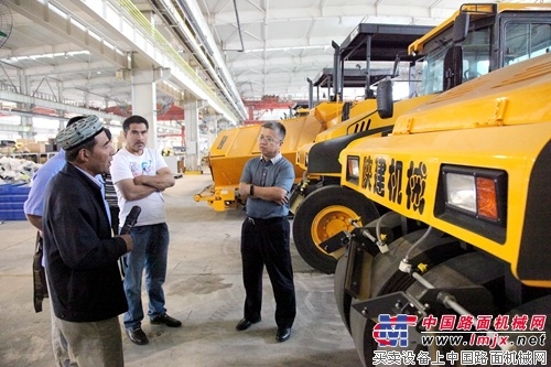 新疆用户来陕建机械参观考察