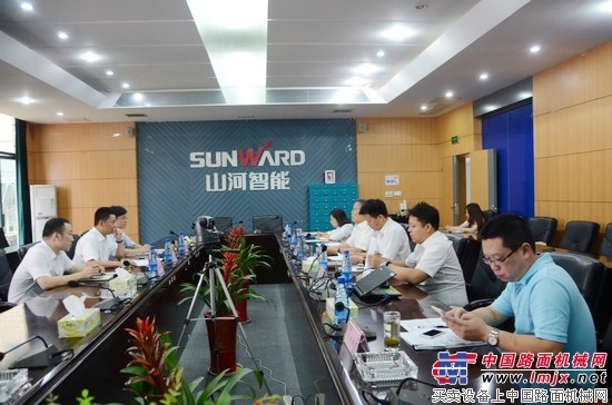 中国出口信用保险公司领导一行考察山河智能