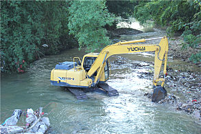 玉林陆川水花桥公路建设项目：正在进行河道清理工作的玉柴挖掘机