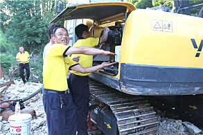 玉林陆川水花桥公路建设项目：嘉力机电服务人员正在检修设备