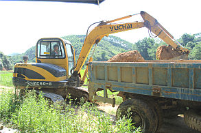 正在进行农村沟渠清理工作的玉柴挖掘机