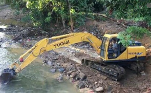 玉柴135-8挖掘机河道施工视频