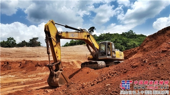 徐工挖掘機為非洲“cocoa之鄉”修通致富路