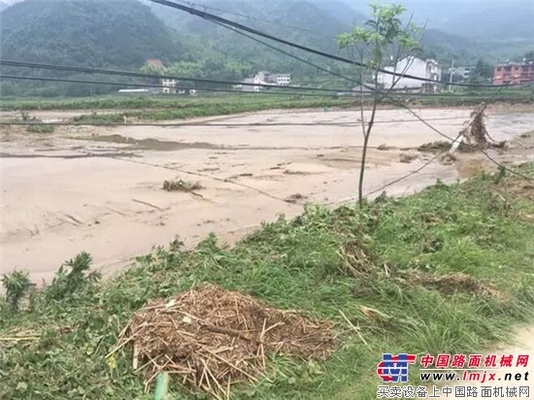 湖北连日暴雨 厦工救援设备随武警交通部队紧急驰援