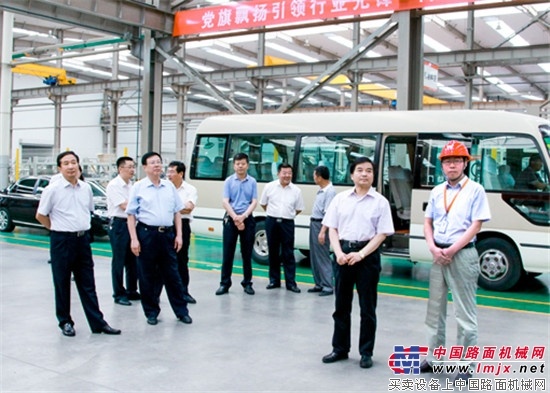 省人社厅领导到英轩重工参观考察