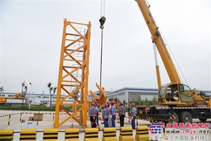 陕建机首台STC7020平头塔机成功立塔