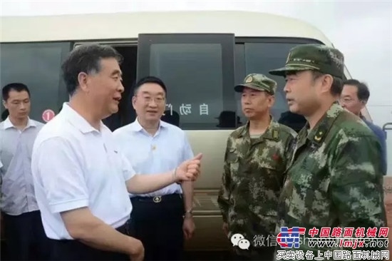 汪洋亲临江西抗洪一线，山推保家卫国立新功！