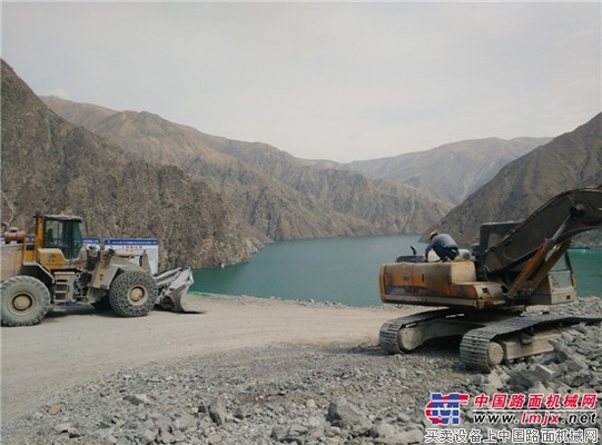 雷沃工程机械助力青藏高原高速公路建设 