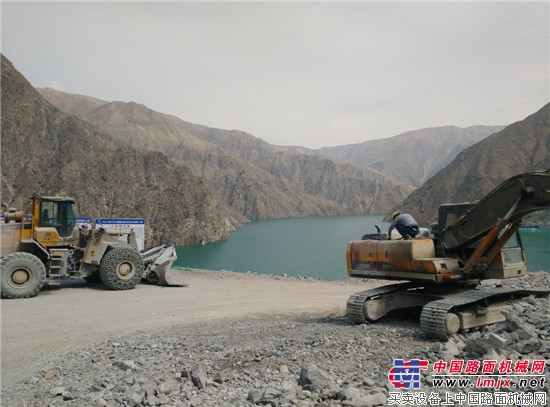 雷沃工程助力青藏高原高速公路建设 
