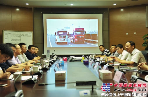 天津市城建委一行到中国重汽考察新型渣土车