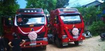 越南小夥開中國重汽卡車迎娶新娘