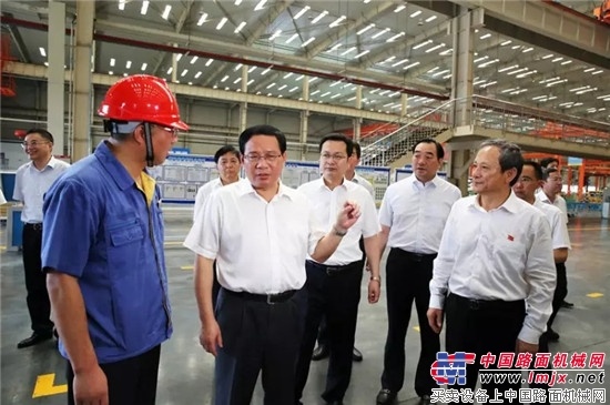 江苏省委书记李强称赞徐工起重机像德国产品一样漂亮