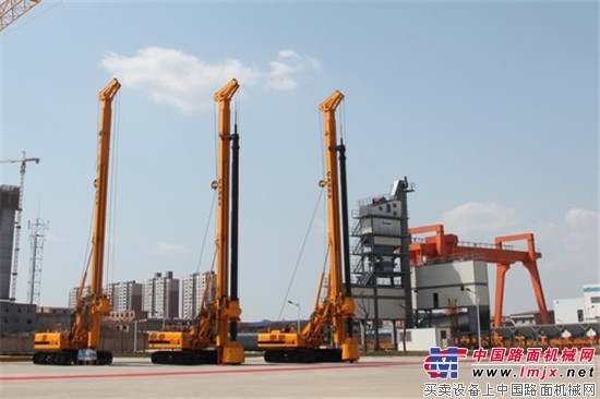 陕建机与兰州大客户签售系列成套设备