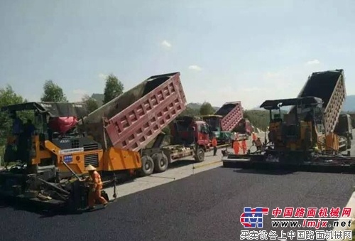 陕建机械摊铺机广东潮惠公路显神威