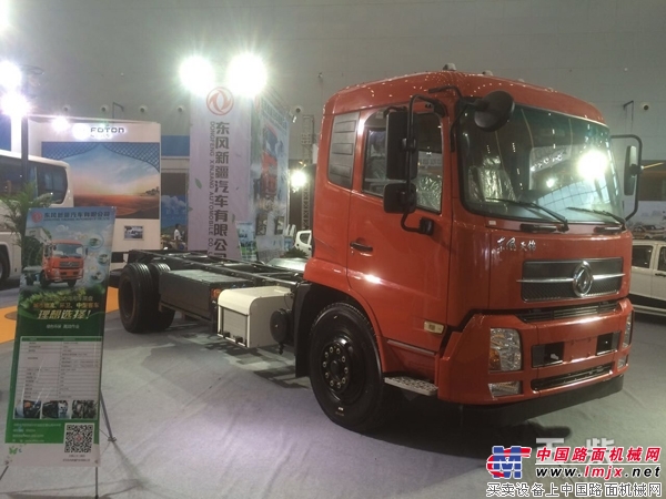 中国首台插电式气电混合动力卡车闪耀新疆车展
