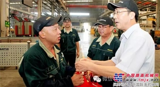 市总工会为山推生产一线职工“送清凉”