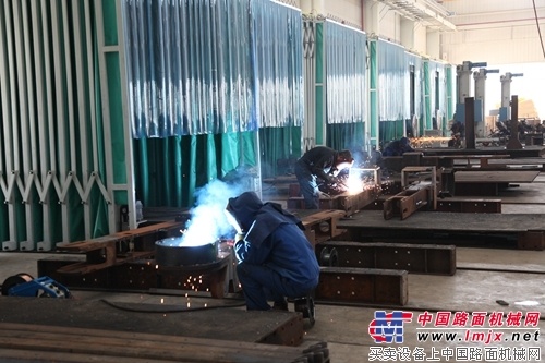 陕建机：定格在高温下的“蒙面侠”