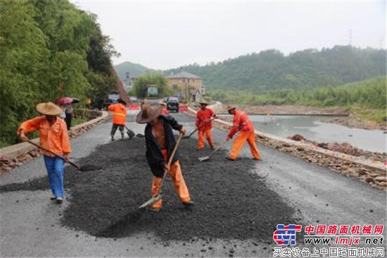 厦工压路机助力昌化“百路千里”工程建设