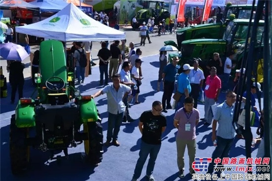 約翰迪爾高品質設備風靡2016新疆農業機械博覽會